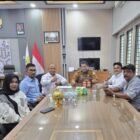 Sekda Aceh Besar Bahrul Jamil, S.Sos., M.Si., menerima audiensi pengurus SMSI Aceh Besar di ruang kerjanya, Kota Jantho, Selasa (15/9/2026). Foto: (SMSI Aceh Besar).