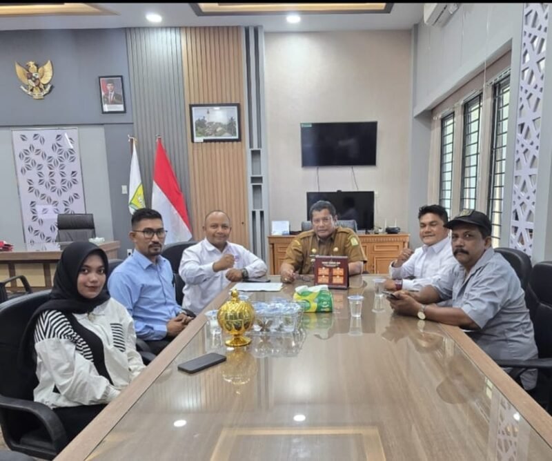 Sekda Aceh Besar Bahrul Jamil, S.Sos., M.Si., menerima audiensi pengurus SMSI Aceh Besar di ruang kerjanya, Kota Jantho, Selasa (15/9/2026). Foto: (SMSI Aceh Besar).