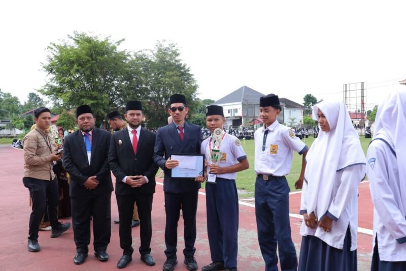 Bupati Aceh Barat Tarmizi memimpin upacara Hardikda ke-67 di Disdikbud, Senin (14/9/2026).