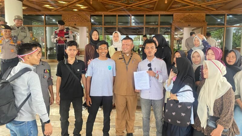 Himpunan Mahasiswa Pelajar Aceh Singkil (HIMAPAS) mendesak Pemerintah Aceh meneruskan tuntutan pemberhentian sementara Bupati Aceh Singkil Safriadi Oyon ke Mendagri.