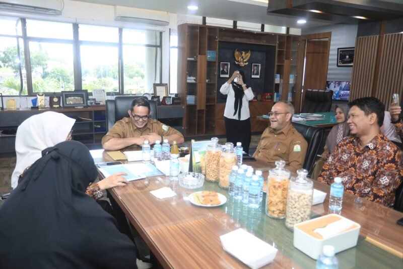 Plt Sekda Aceh Taufik menerima Kepala Perwakilan BKKBN Aceh Safrina Salim di ruang kerja Sekda Aceh, Selasa (15/9/2026). 