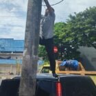 Aksi sigap Ipda Junaidi, Kanit II Satresnarkoba Polresta Banda Aceh, saat mengamankan kabel listrik yang membentang di Jl Cut Meutia Banda Aceh, Selasa (14/9/2026).