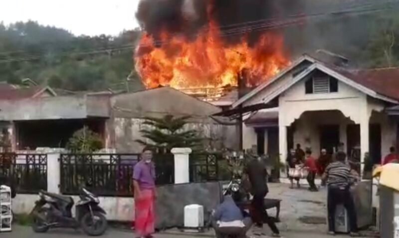 Satu unit rumah permanen milik Salihin (45) di Kampung Pendere Saril, Bebesen, Aceh Tengah ludes terbakar Selasa (15/9/2026) sore sekitar pukul 15.47 WIB.