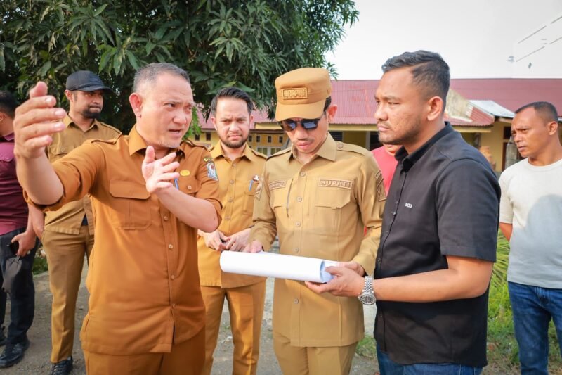 Bupati Aceh Barat Tarmizi bersama Wabup Said Fadheil dan anggota DPR RI Dapil Aceh Jamaluddin Idham meninjau jalan nasional di Meureubo, Selasa (15/9/2026).