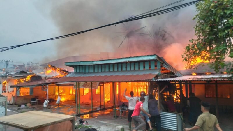Kebakaran hebat melanda Desa Bambel Gabungan, Kecamatan Bambel, Aceh Tenggara, Rabu (16/9/2026).