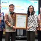 Wakil Direktur Utama BSI Bob T Ananta (tengah) bersama Direktur Compliance & Human Capital BSI Arief Adhi Sanjaya (kanan) saat pengumuman raihan sertifikasi ISO/IEC 27701:2025 di Jakarta, Kamis (17/9/2026).