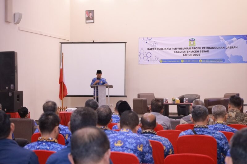 Wakil Bupati Aceh Besar Drs Syukri A Jalil buka Rapat Publikasi Penyusunan Profil Pembangunan Daerah 2026 di Orion Hall Darul Imarah, Kamis (17/9/2026).