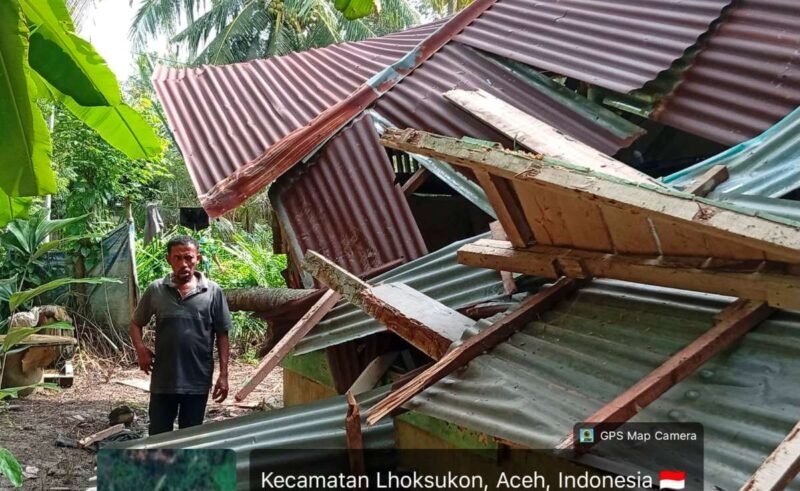 Rumah Nurdin (48) warga Dusun Cot Kumbang Gampong Meunasah Geumata Lhoksukon Aceh Utara rusak berat tertimpa pohon tumbang diterjang angin kencang, Jumat (18/9/2026).