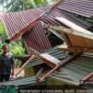Rumah Nurdin (48) warga Dusun Cot Kumbang Gampong Meunasah Geumata Lhoksukon Aceh Utara rusak berat tertimpa pohon tumbang diterjang angin kencang, Jumat (18/9/2026).