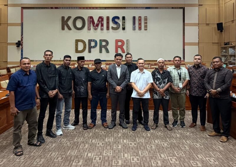 Tokoh masyarakat Beutong Ateuh Banggalang Nagan Raya bawa petisi dukungan investasi yang diklaim diteken 1.115 warga atau 76,2% penduduk ke Komisi III DPR RI di Senayan Jakarta