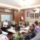 Direktur Utama PT Bank Aceh Syariah Fadhil Ilyas (kiri) bersalaman dengan Kapolda Aceh Irjen Pol. Ruddi Setiawan (kanan) saat kunjungan silaturahmi jajaran Direksi Bank Aceh Syariah di ruang kerja Kapolda Aceh, Banda Aceh, Kamis (17/9/2026).