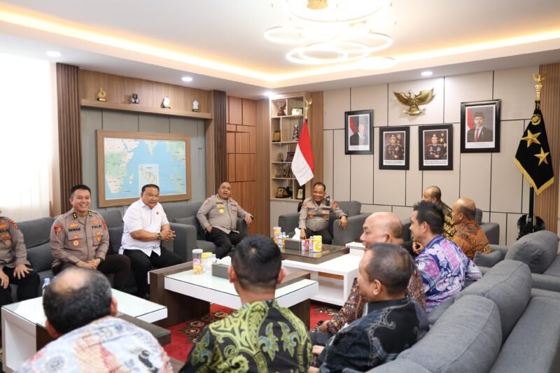 Direktur Utama PT Bank Aceh Syariah Fadhil Ilyas (kiri) bersalaman dengan Kapolda Aceh Irjen Pol. Ruddi Setiawan (kanan) saat kunjungan silaturahmi jajaran Direksi Bank Aceh Syariah di ruang kerja Kapolda Aceh, Banda Aceh, Kamis (17/9/2026).