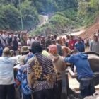 Lebih dari 500 warga gotong royong dan swadaya perbaiki ruas jalan utama penghubung Kampung Bintang Musara - Cemparam Lama di Jembatan Wih Kanis, Kec. Mesidah, Bener Meriah, akses vital 14 desa.