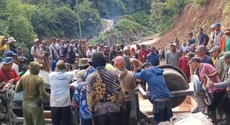 Lebih dari 500 warga gotong royong dan swadaya perbaiki ruas jalan utama penghubung Kampung Bintang Musara - Cemparam Lama di Jembatan Wih Kanis, Kec. Mesidah, Bener Meriah, akses vital 14 desa.