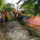 Polresta Banda Aceh bersama Pasukan Oranye DLHK3 Banda Aceh kolaborasi bersih-bersih sampah di pinggiran Krueng Aceh dalam aksi Jumat Bersih, Jumat (18/9/2026).