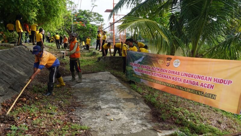 Polresta Banda Aceh bersama Pasukan Oranye DLHK3 Banda Aceh kolaborasi bersih-bersih sampah di pinggiran Krueng Aceh dalam aksi Jumat Bersih, Jumat (18/9/2026).
