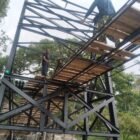 Babinsa Kodim 0108/Agara bersama warga gotong royong pasang papan lantai Jembatan Gantung Perintis di Desa Lawe Ger Ger Ketambe Aceh Tenggara, Kamis (17/9/2026).