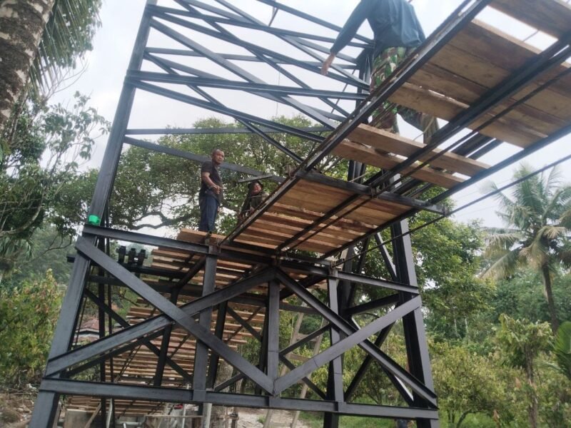 Babinsa Kodim 0108/Agara bersama warga gotong royong pasang papan lantai Jembatan Gantung Perintis di Desa Lawe Ger Ger Ketambe Aceh Tenggara, Kamis (17/9/2026).