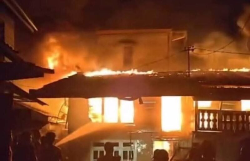 Kebakaran landa kawasan padat penduduk di Kampung Pasar Pagi Lama Lut Tawar Aceh Tengah Jumat malam (18/9/2026) pukul 20.15 WIB.