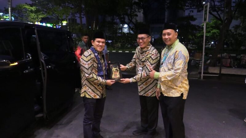 Wakil Gubernur Aceh, Fadhlullah, S.E. (Dek Fadh), memberikan arahan dan motivasi saat silaturahmi bersama kafilah Aceh MTQ Nasional XXXI di Hotel Ibis Styles Semarang, Jawa Tengah, Sabtu (19/9/2026).