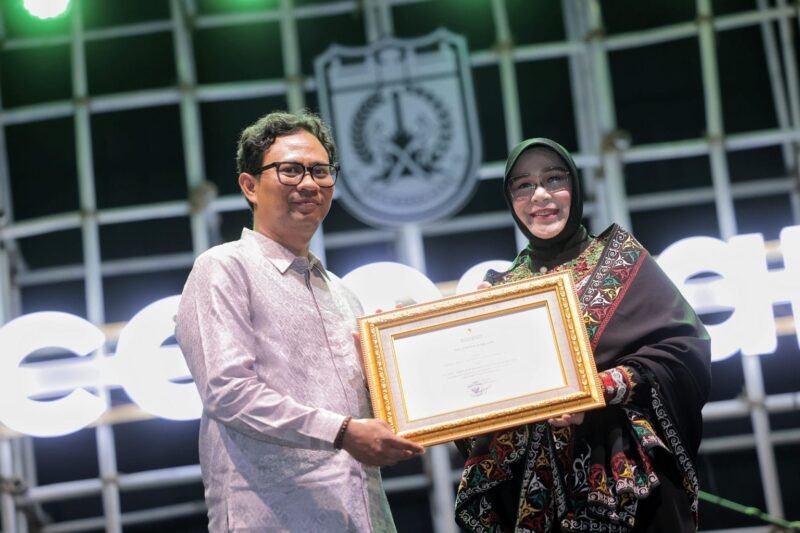 Wali Kota Banda Aceh Illiza Sa'aduddin Djamal buka Banda Aceh Colossal Coffee Experience 2026 di Lapangan Blang Padang Jumat malam 18 September 2026, tegaskan BACCE bukan sekadar festival tapi perayaan identitas warga.