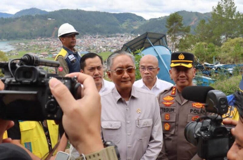 Menteri PU Dody Hanggodo tinjau lokasi rumah tertimbun longsor di Kampung Sanehen Silih Nara Aceh Tengah Jumat 18 September 2026 yang pekan lalu tewaskan anak 9 tahun, tekankan penanganan pascabencana harus kajian teknis.