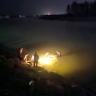 Petugas Satlantas Polresta Banda Aceh saat melakukan olah tempat kejadian perkara (TKP) kecelakaan tunggal sepeda motor di Jalan Tanggul Pelabuhan Ulee Lheue, Gampong Pande, Banda Aceh.