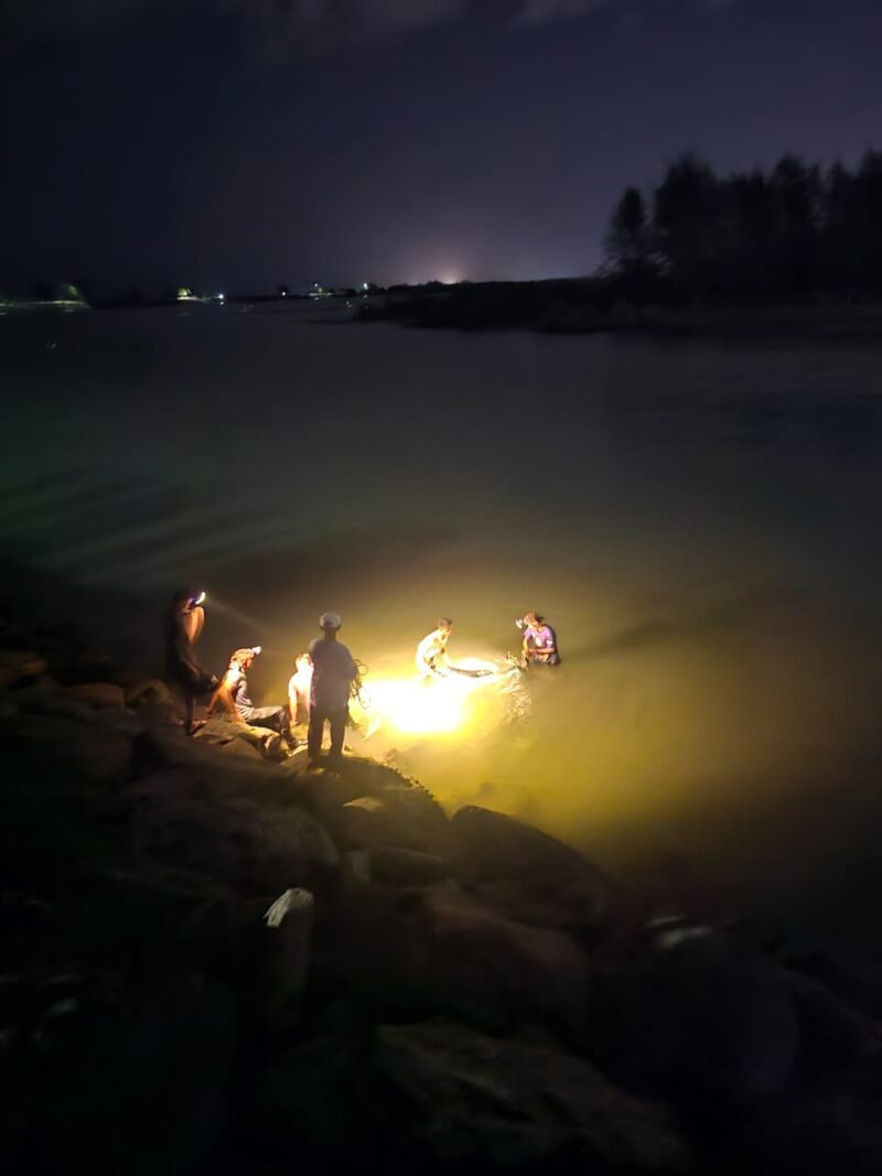 Petugas Satlantas Polresta Banda Aceh saat melakukan olah tempat kejadian perkara (TKP) kecelakaan tunggal sepeda motor di Jalan Tanggul Pelabuhan Ulee Lheue, Gampong Pande, Banda Aceh.