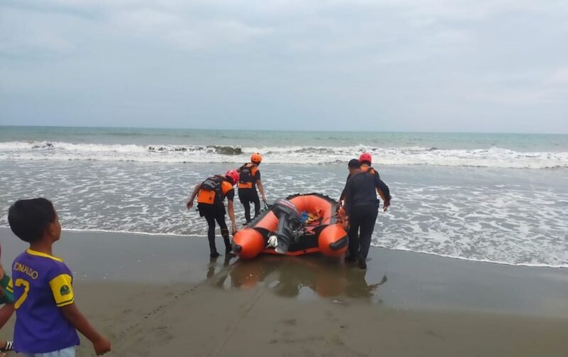 Nelayan 60 tahun Mut Mainnah warga Desa Keumangan Kec. Mutiara Pidie diduga jatuh ke laut usai boat-nya ditemukan terapung tanpa awak di perairan Sigli.
