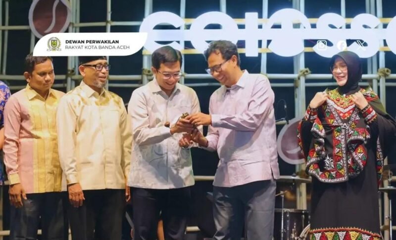 Pimpinan & anggota DPRK Banda Aceh hadiri Colossal Kopi Festival 2026 di Lapangan Blang Padang Banda Aceh Jumat 18/9/2026 sebagai wujud dukungan penguatan sektor ekonomi kreatif & komoditas kopi lokal.