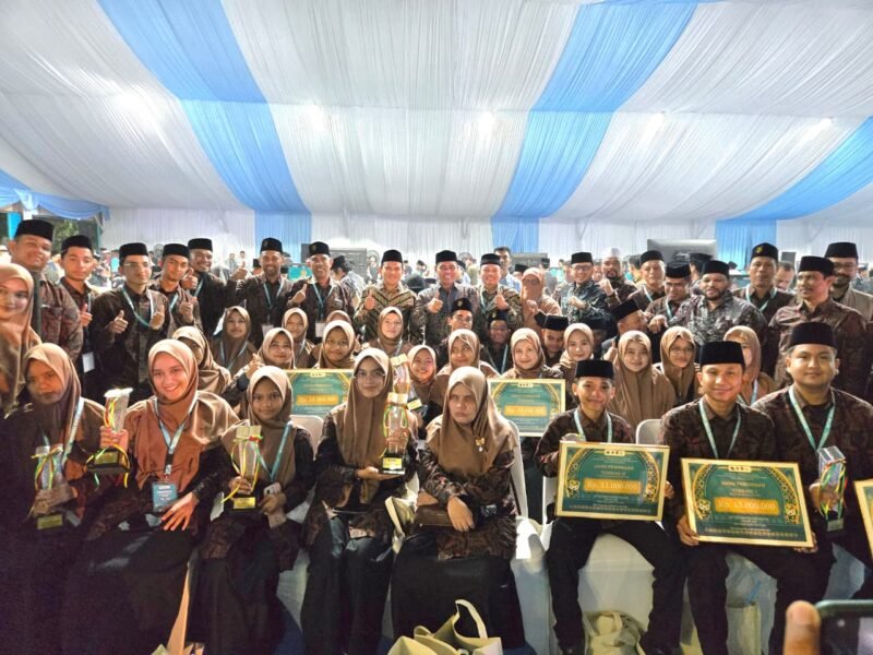 Kafilah Aceh raih peringkat 4 nasional MTQ Nasional XXXI 2026 di Semarang Jawa Tengah. Wagub Aceh Fadhlullah SE (Dek Fadh) apresiasi perjuangan kafilah mampu bawa Aceh 4 besar nasional.