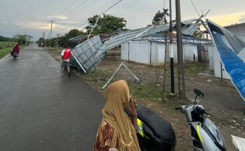 Angin kencang disertai hujan deras rusak ringan 7 Huntara penyintas banjir di Gampong Tanjong Dalam Selatan Langkahan Aceh Utara Minggu 20/9/2026, tidak ada korban jiwa, Bupati Aceh Utara imbau warga waspada cuaca ekstrem.