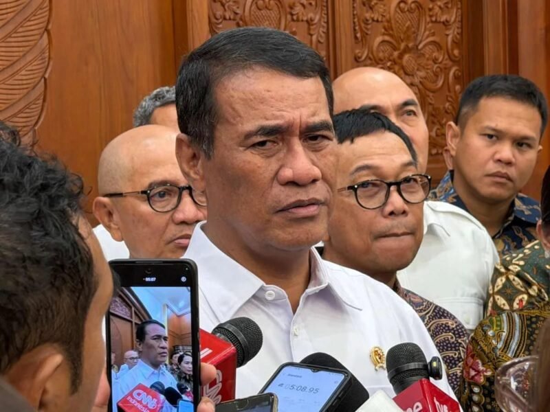 Pemerintah siapkan 2 juta hektare lahan untuk kejar program campuran etanol 20% (E20), Mentan Andi Amran Sulaiman fokus produksi bahan baku tebu, jagung, dan singkong dengan target penuhi E20 dalam 2 tahun.