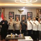 Kapolda Aceh Irjen Pol Ruddi Setiawan terima silaturahmi Ketua KONI Aceh Saiful Bahri di ruang kerja Kapolda Aceh Jumat 18 September 2026, bahas sinergi dukung kemajuan olahraga di Aceh.