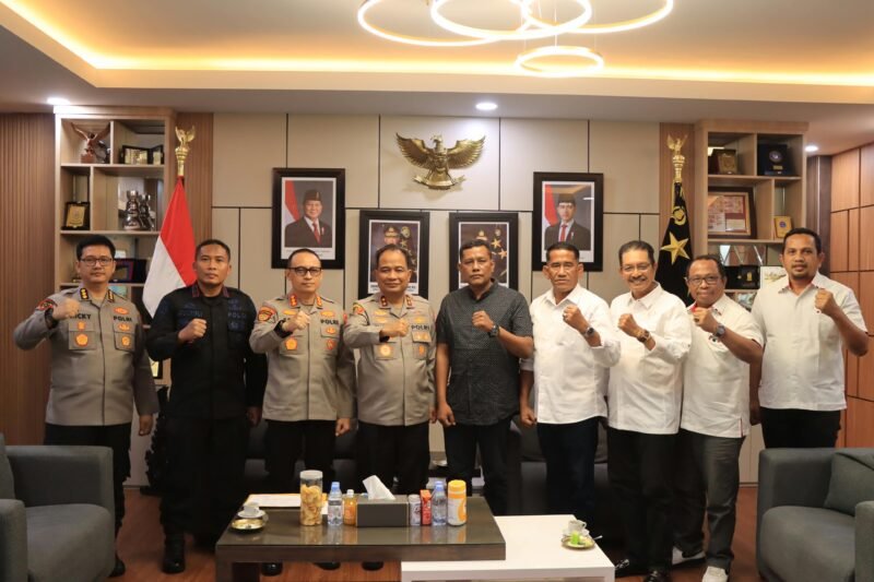 Kapolda Aceh Irjen Pol Ruddi Setiawan terima silaturahmi Ketua KONI Aceh Saiful Bahri di ruang kerja Kapolda Aceh Jumat 18 September 2026, bahas sinergi dukung kemajuan olahraga di Aceh.