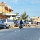 Antrean solar subsidi membludak di 3 SPBU Abdya Babahrot, Susoh, dan Keude Paya hingga meluber ke jalan nasional, mobil tua diduga berulang kali antre, pantauan Senin 21/9/2026 sejak pukul 07.00 WIB ada 7-10 unit dengan nopol sama.