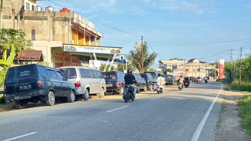 Antrean solar subsidi membludak di 3 SPBU Abdya Babahrot, Susoh, dan Keude Paya hingga meluber ke jalan nasional, mobil tua diduga berulang kali antre, pantauan Senin 21/9/2026 sejak pukul 07.00 WIB ada 7-10 unit dengan nopol sama.