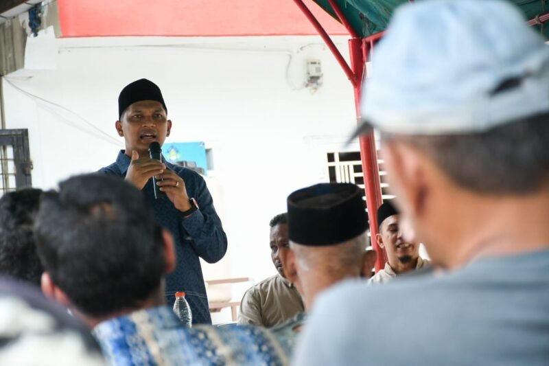Wawali Banda Aceh Afdhal Khalilullah salurkan santunan zakat untuk fakir miskin di Gampong Jawa Kutaraja Minggu 20/9/2026.