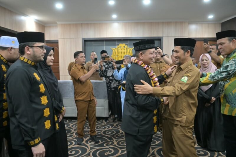 Asisten Bidang Pemerintahan, Keistimewaan, dan Kesejahteraan Rakyat Sekda Aceh, Syakir (tengah), menyambut kedatangan kafilah Aceh yang telah berjuang pada MTQ Nasional XXXI Tahun 2026 di Ruang VIP Bandara Internasional Sultan Iskandar Muda, Aceh Besar, Senin (21/9/2026).