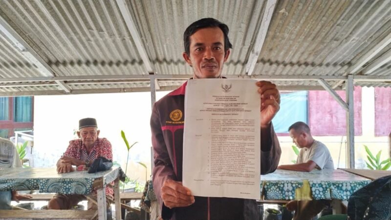 Sembilan perangkat Desa Pekhapat Sepakat Babusalam Aceh Tenggara diberhentikan sepihak oleh Pj Kades Armada Budi yang baru sebulan menjabat, Ketua BPK Adam Muhar protes ke Camat Babusalam Senin 21/9/2026 karena langgar Permendagri 67/2017.
