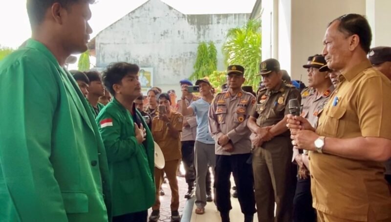 Sekda Lhokseumawe A. Haris tanggapi aksi mahasiswa Universitas Malikussaleh di Kantor Wali Kota, Senin 21/9/2026, terkait tuntutan gaji PPPK, MBG, fasum, keterbukaan anggaran hingga program Broh Jeut Keu Peng