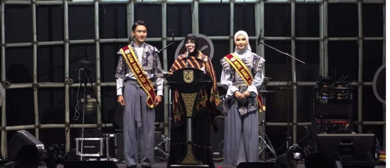 Wali Kota Banda Aceh Illiza Sa’aduddin Djamal tutup Banda Aceh Colossal Coffee Experience (BACCE) 2026 di Lapangan Blang Padang, Minggu 21/9/2026 malam.