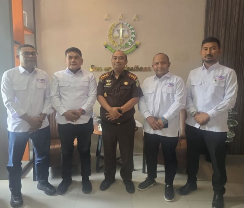 Ketua SMSI Aceh Besar Zulfikar, S.Pd., bersama pengurus saat melakukan silaturahmi dan audiensi dengan Kajari Aceh Besar Dr. Wisnu Murtopo Nur Muhamad, S.H., M.H., Selasa (22/9/2026).