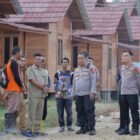 Kapolda Aceh Irjen Pol. Ruddi Setiawan (tengah) didampingi pejabat utama Polda Aceh meninjau progres pembangunan Hunian Tetap (Huntap) Polri Presisi di Simpang Kanan, Kecamatan Kejuruan Muda, Kabupaten Aceh Tamiang, Selasa (22/9/2026).