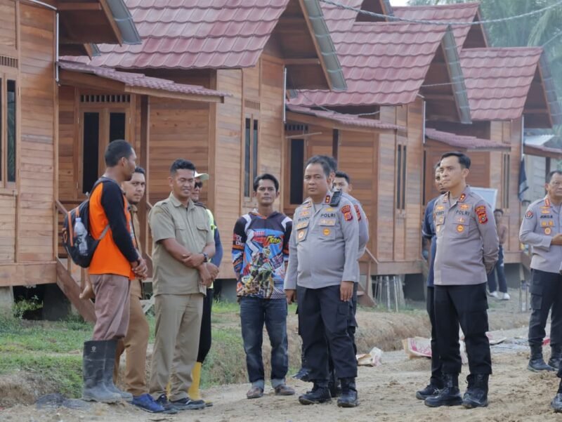 Kapolda Aceh Irjen Pol. Ruddi Setiawan (tengah) didampingi pejabat utama Polda Aceh meninjau progres pembangunan Hunian Tetap (Huntap) Polri Presisi di Simpang Kanan, Kecamatan Kejuruan Muda, Kabupaten Aceh Tamiang, Selasa (22/9/2026).