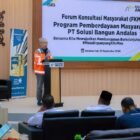 General Manager Solusi Bangun Andalas, R. Adi Santosa memberikan sambutan dalam Forum Konsultasi Masyarakat (FKM) Program Pemberdayaan Masyarakat PT Solusi Bangun Andalas di Andalas Hall, 23 September 2026.