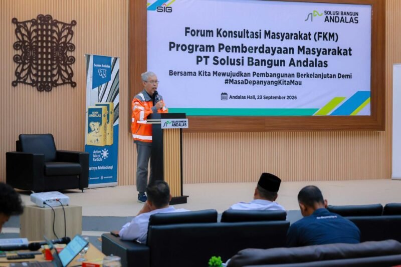 General Manager Solusi Bangun Andalas, R. Adi Santosa memberikan sambutan dalam Forum Konsultasi Masyarakat (FKM) Program Pemberdayaan Masyarakat PT Solusi Bangun Andalas di Andalas Hall, 23 September 2026.