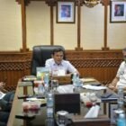 Wagub Aceh Fadhlullah Dek Fadh ikuti Rakor dan Press Release Perkembangan Rehabilitasi dan Rekonstruksi Pascabencana Sumatera via video conference Rabu 23/9/2026 dari ruang kerja Wagub.