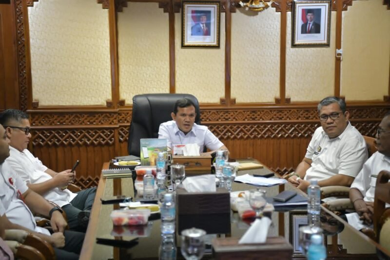 Wagub Aceh Fadhlullah Dek Fadh ikuti Rakor dan Press Release Perkembangan Rehabilitasi dan Rekonstruksi Pascabencana Sumatera via video conference Rabu 23/9/2026 dari ruang kerja Wagub.
