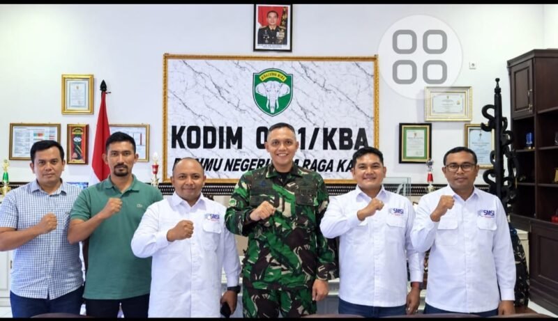 Dandim 0101/KBA Kolonel Inf Faurizal Noerdin, S.Sos., M.Sc. menerima audiensi dan silaturahmi Pengurus SMSI Aceh Besar yang dipimpin Ketua Zulfikar, S.Pd., di ruang kerja Kodim 0101/KBA, Rabu (23/9/2026). Foto: (SMSI Aceh Besar).